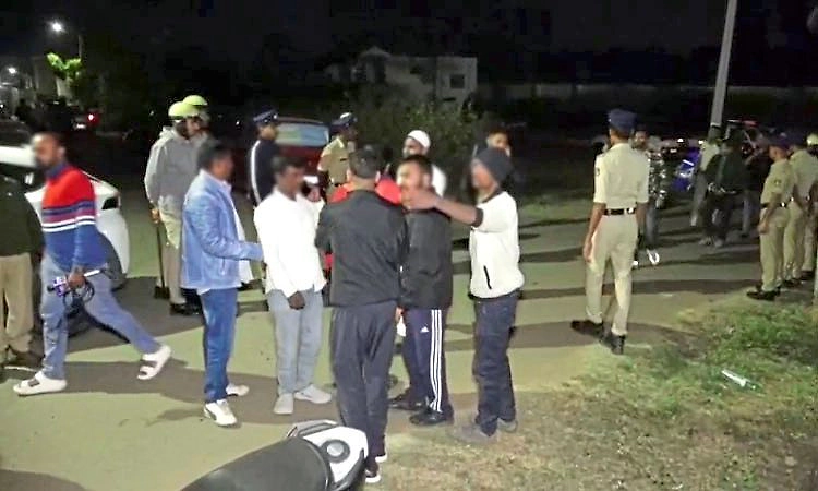 ಹಿಂದೂಗಳ ಮನೆಗೆ ಕಲ್ಲು ತೂರಾಟ ಕೇಸ್‌ ಗೆ ಟ್ವಿಸ್ಟ್..:‌ ಇಬ್ಬರು ಹಿಂದೂ ಯುವಕರ ಬಂಧನ!