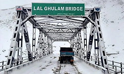 ಕಾಶ್ಮೀರದಲ್ಲಿ ಹಿಮಪಾತದ ಅಬ್ಬರ; ಮೈಕೊರೆಯುವ ಚಳಿ;  ಶ್ರೀನಗರ ಸೇರಿ ಹಲವೆಡೆ ಭಾರೀ ಮಳೆ!