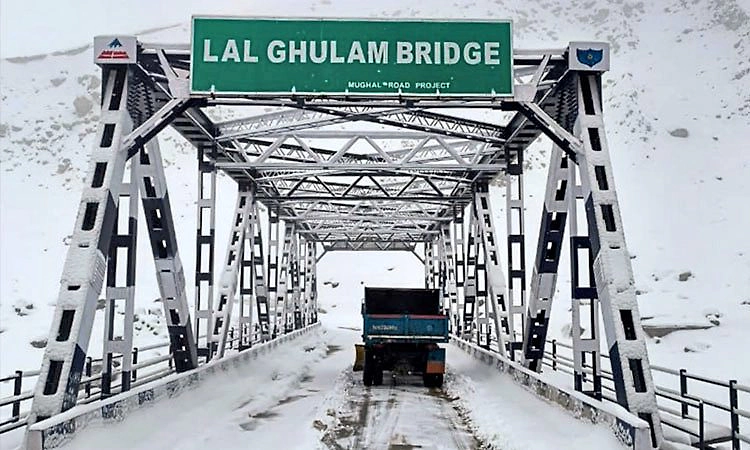 ಕಾಶ್ಮೀರದಲ್ಲಿ ಹಿಮಪಾತದ ಅಬ್ಬರ; ಮೈಕೊರೆಯುವ ಚಳಿ;  ಶ್ರೀನಗರ ಸೇರಿ ಹಲವೆಡೆ ಭಾರೀ ಮಳೆ!