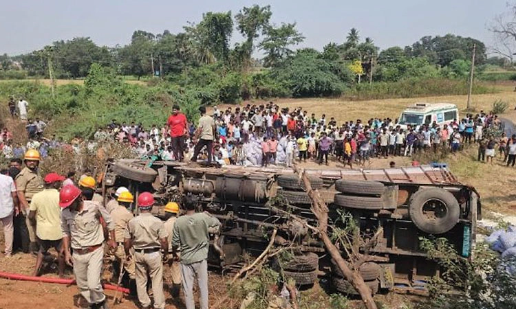 ಹೊಸಪೇಟೆ; ಸರಣಿ ಅಪಘಾತದಲ್ಲಿ ಇಬ್ಬರ ದುರ್ಮರಣ: ಹಲವರಿಗೆ ಗಾಯ