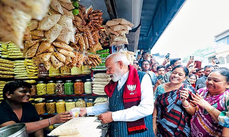 "ಭಾಯ್, ನಮಗೂ ಸ್ವಲ್ಪ ಝಲ್ ಮುರಿ ಕೊಡಿ": ಬಂಗಾಳದ ಬೀದಿಯಲ್ಲಿ ಸ್ನ್ಯಾಕ್ ಬ್ರೇಕ್ ಪಡೆದ ಮೋದಿ!