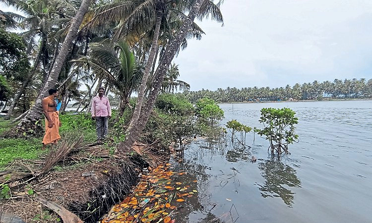 ಪಿನಾಕಿನಿ ಹೊಳೆ ಕೊರೆತಕ್ಕೆ ಮಟ್ಟು ತತ್ತರ