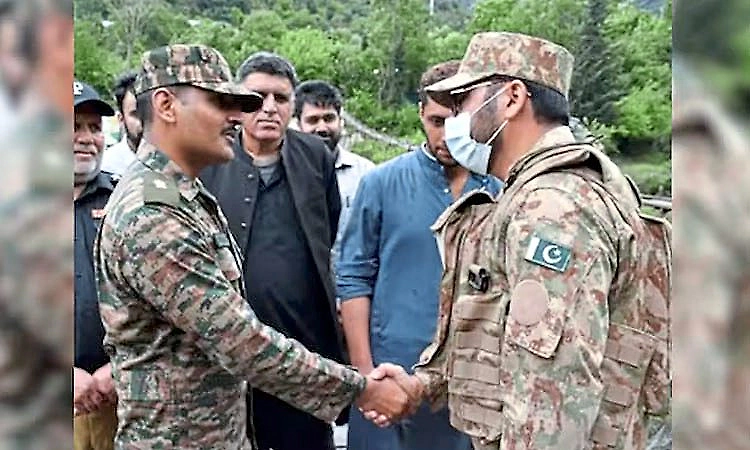 Rare handshake between Indian and Pakistani Army officers at the LoC