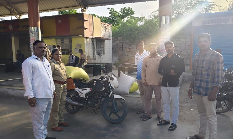 ತೆಕ್ಕಲಕೋಟೆ: ಅಕ್ರಮವಾಗಿ ಸಾಗಿಸುತ್ತಿದ್ದ ಪಡಿತರ ಅಕ್ಕಿ ವಶ; ಇಬ್ಬರ ಬಂಧನ