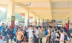 Puttur: ನಿಲ್ದಾಣದಲ್ಲಿ ಶಾಲೆಗಿಂತಲೂ ಹೆಚ್ಚು ಮಕ್ಕಳು!