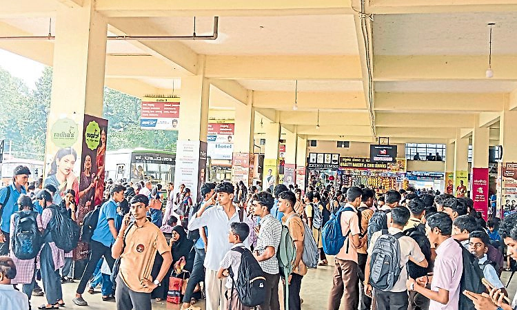 Puttur: ನಿಲ್ದಾಣದಲ್ಲಿ ಶಾಲೆಗಿಂತಲೂ ಹೆಚ್ಚು ಮಕ್ಕಳು!