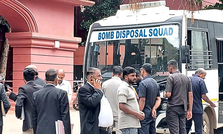 Dharwad: ಜಿಲ್ಲಾ ನ್ಯಾಯಾಲಯಕ್ಕೆ ಹುಸಿ ಬಾಂಬ್ ಕರೆ: ಕೋರ್ಟ್ ಸಿಬ್ಬಂದಿ, ವಕೀಲರು ನಿಟ್ಟುಸಿರು