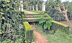 Keradi: ಮೆಟ್ಟಿಲಿಲ್ಲದ ಕೆಳದೀಟಿ ಸೇತುವೆ, ಸುರಕ್ಷಾ ಕಂಬ ಕಣ್ಮರೆ