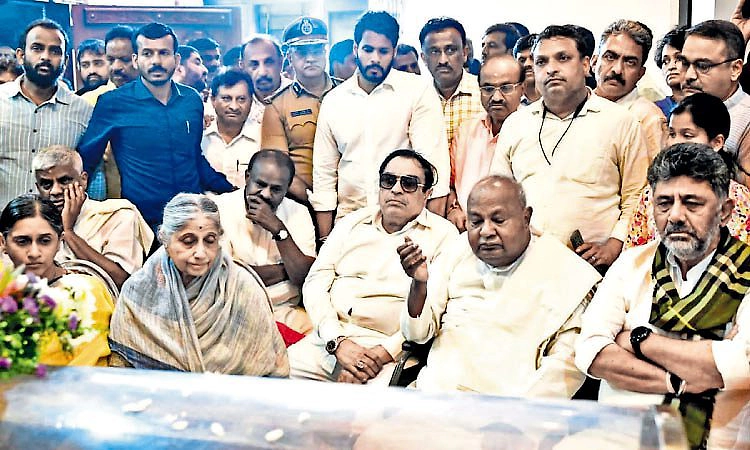 ಮಡಿದ ಮಡದಿಯ ಮುಡಿಗೆ ಹೂ ಮುಡಿಸಿ ಕಣ್ಣೀರಿಟ್ಟ ದೇವೇಗೌಡರು