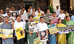 ನಾಗೇಂದ್ರ ರಾಜೀನಾಮೆಗೆ ಸದನದ ಹೊರಗೂ ದೋಸ್ತಿ ಹೋರಾಟ