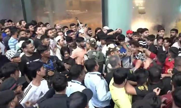 iPhone Craze: ಹೊಸ ಐಫೋನ್‌ ಖರೀದಿಗೆ ಮುಗಿಬಿದ್ದ ಜನ; ಜನರ ಗುಂಪಿನಲ್ಲೇ ಗಲಾಟೆ!