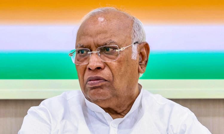 ಮತಗಳ್ಳರ ರಕ್ಷಣೆಗೆ ಚು. ಆಯೋಗ ಕಲ್ಲಿನ ಗೋಡೆಯಂತೆ ನಿಂತಿದೆ: ಖರ್ಗೆ