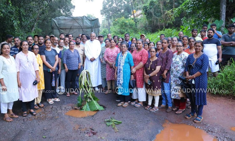 ಶಿರ್ವ-ಬೆಳ್ಮಣ್‌ ರಾಜ್ಯ ಹೆದ್ದಾರಿಯ ದುರವಸ್ಥೆ; ಗುಂಡಿಯಲ್ಲಿ ಬಾಳೆಗಿಡ ನೆಟ್ಟು ಪ್ರತಿಭಟನೆ