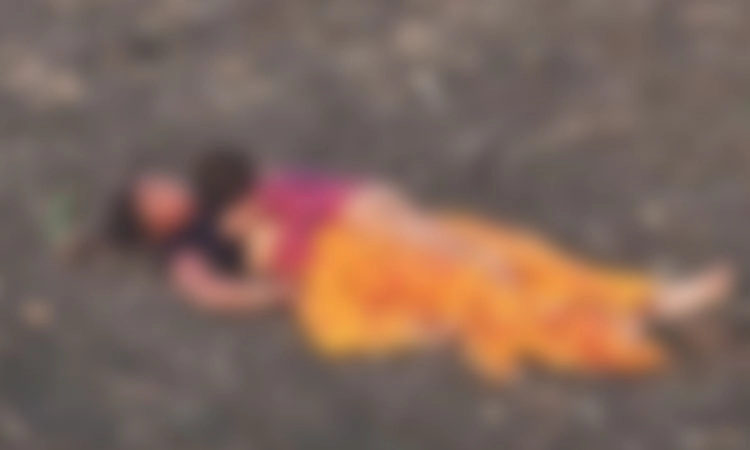 ಕಲ್ಲಿನಿಂದ ಜಜ್ಜಿ ಗೃಹಿಣಿಯ ಭೀಕರ ಕೊಲೆ: ಶವದ ಮೇಲೆಯೇ ಮಗುವಿಟ್ಟು ಪರಾರಿಯಾದ ರಾಕ್ಷಸರು!