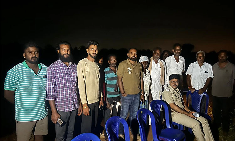 ಹಸುವನ್ನು ಬಲಿಪಡೆದ ಹುಲಿ ಸೆರೆಗೆ ಆಗ್ರಹಿಸಿ ಅರಣ್ಯಾಧಿಕಾರಿಗಳಿಗೆ ಗ್ರಾಮಸ್ಥರ ದಿಗ್ಬಂಧನ
