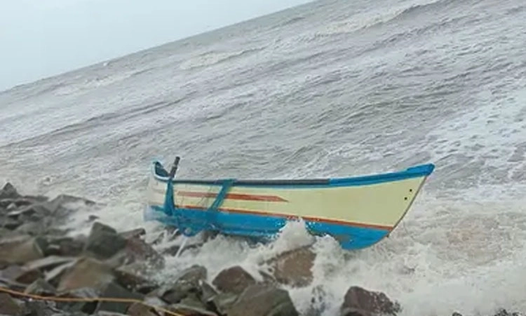 Kasargod: Three fishermen injured after fishing boat capsizes
