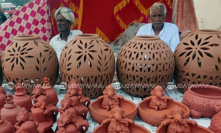 Deepavali: ಆಕರ್ಷಿಸುತ್ತಿರುವ ಮಣ್ಣಿನ ಆಕಾಶ ಬುಟ್ಟಿಗಳು, ಹಣತೆಗಳು