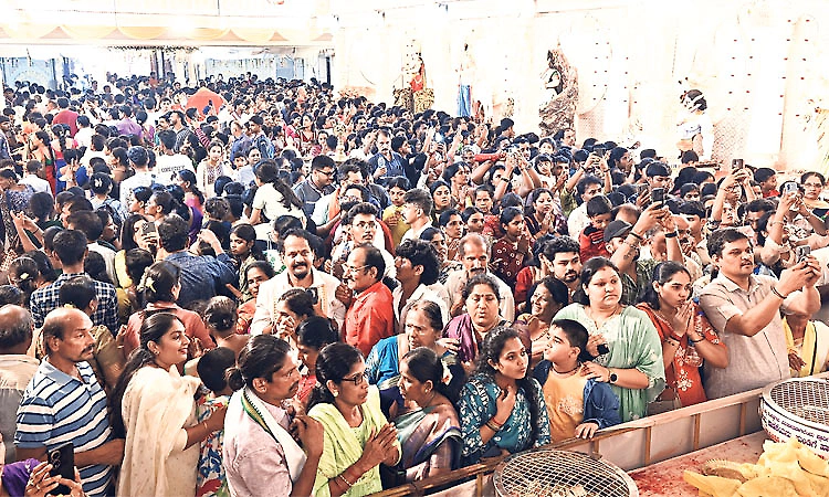 Mangaluru: Heavy rush of Devotees at Kudroli Temple for Mangaluru Dasara
