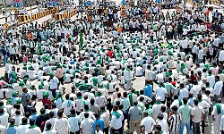 Karnataka sugarcane farmers suspend protest, set November 26 deadline