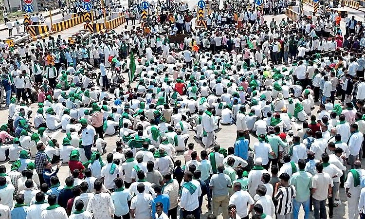 Karnataka sugarcane farmers suspend protest, set November 26 deadline