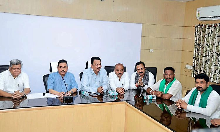 ಹುಬ್ಬಳ್ಳಿ: ಕಬ್ಬು ಬೆಳೆಗಾರರ ಹೋರಾಟಕ್ಕೆ ತಾತ್ಕಾಲಿಕ ತೆರೆ ಸಾಧ್ಯತೆ, ಇಂದು ಸ್ಪಷ್ಟ ನಿರ್ಧಾರ
