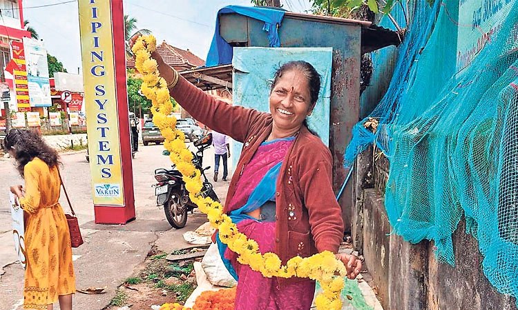 ನವರಾತ್ರಿ ಹಬ್ಬದ ಸಡಗರ: ಮಾರುಕಟ್ಟೆಯಲ್ಲಿ ಖರೀದಿ ಭರಾಟೆ