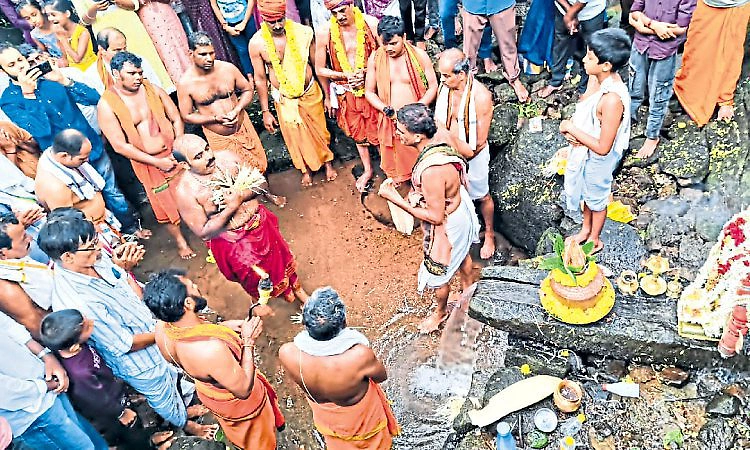 Belthangady: ದಟ್ಟ ಕಾಡಲ್ಲಿ ದೇವರ ಜಳಕ ಭಕ್ತರ ತೀರ್ಥಸ್ನಾನ
