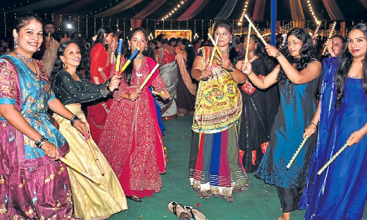 ಉಡುಪಿಯಲ್ಲೂ ಮೇಳೈಸುತ್ತಿದೆ ದಾಂಡಿಯಾ