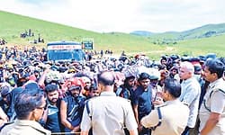 ಶಬರಿಮಲೆ: ಅರಣ್ಯ ಮಾರ್ಗ ಸುರಕ್ಷತೆ ಖಾತರಿ;ಅರಣ್ಯ- ಪೊಲೀಸ್‌ ಇಲಾಖೆ ಜಂಟಿ ತಪಾಸಣೆ