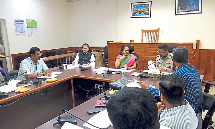 ರಸ್ತೆ ಸುರಕ್ಷಾ ಸಮಿತಿ ಸಭೆಯಲ್ಲಿ ಜಿಲ್ಲಾಧಿಕಾರಿ ಹೇಳಿಕೆ ಓವರ್‌ಲೋಡ್‌ ವಾಹನಗಳ ವಿರುದ್ಧ ಕ್ರಮ