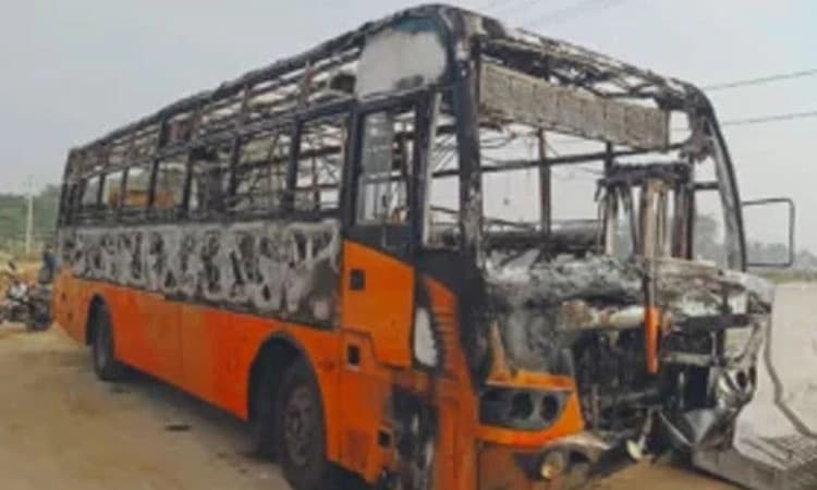 ನಂಜನಗೂಡಿನಲ್ಲಿ ಸುಟ್ಟು ಕರಕಲಾದ ಕೇರಳ ಬಸ್: 40 ಪ್ರಯಾಣಿಕರು ಪಾರು