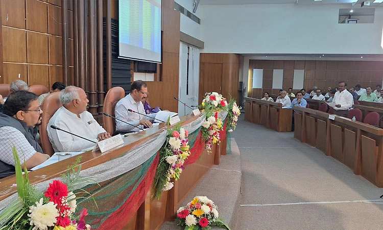 ಉಪ ಲೋಕಾಯುಕ್ತರು ನಿಮ್ಮ ಕೆಲಸ ನೆನಪಿಸಬೇಕಾ?; ಅಧಿಕಾರಿಗಳನ್ನು ತರಾಟೆ ತೆಗೆದುಕೊಂಡ ಸಚಿವ ಪಾಟೀಲ