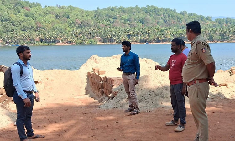 Honnavar: ಅಕ್ರಮ ಸಂಗ್ರಹ, 20 ಲೋಡ್ ಮರಳು ವಶಕ್ಕೆ