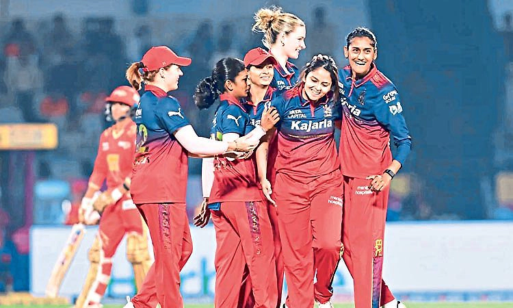 ವನಿತಾ ಪ್ರೀಮಿಯರ್‌ ಲೀಗ್‌: ಪ್ಲೇ ಆಫ್‌ ಪ್ರವೇಶಿಸಿದ ಆರ್‌ಸಿಬಿ