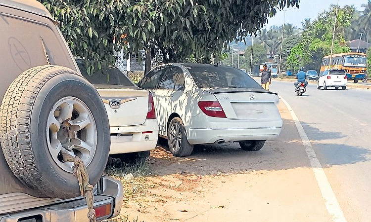 Mangaluru: ಹೆದ್ದಾರಿ ಬದಿ ಅನಾಥ ವಾಹನಗಳ ತಾಣ