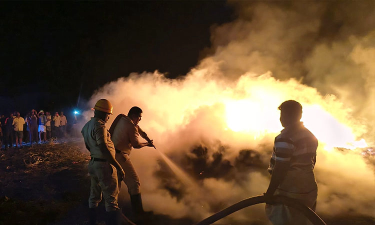 ಯಲಬುರ್ಗಾ: ದಾರಿಹೋಕ ಎಸೆದ ಬೀಡಿ ಕಿಚ್ಚಿಗೆ ಕಡಲೆ ಬೆಳೆ ಭಸ್ಮ; ರೈತರಿಗೆ ಲಕ್ಷಾಂತರ ರೂ.ನಷ್ಟ