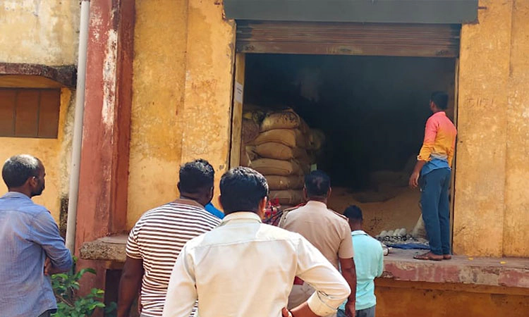 Kulageri Cross: ಗೋದಾಮಿಗೆ ಬೆಂಕಿ: ಲಕ್ಷಾಂತರ ಮೌಲ್ಯದ ಗೋವಿನ ಜೋಳ ಭಸ್ಮ