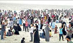 Consecutive holidays: Crowds swell at tourist spots