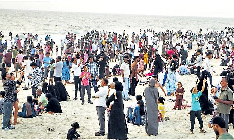Consecutive holidays: Crowds swell at tourist spots