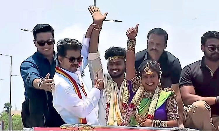 Viral Video: ಚುನಾವಣಾ ಪ್ರಚಾರದ ವೇಳೆ ವಿಜಯ್‌ ವಾಹನ ಹತ್ತಿ ಆಶೀರ್ವಾದ ಪಡೆದ ನವ ದಂಪತಿ 