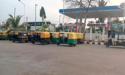 ಗ್ಯಾಸ್‌ ಸಿಗದೇ ಬಂಕ್ ಬಳಿಯೇ ಬಿಡುಬಿಟ್ಟಿರುವ ಆಟೋಗಳು