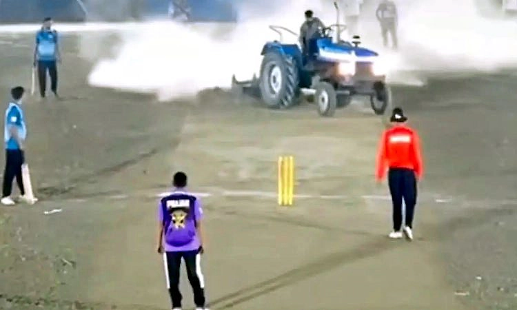 ಕ್ರಿಕೆಟ್ ಪಂದ್ಯಾವಳಿಗೆ ನೀಡದ ಆಹ್ವಾನ... ಪಿಚ್ ಮೇಲೆ ಟ್ರ್ಯಾಕ್ಟರ್ ಹರಿಸಿದ ನಗರಸಭೆ ಅಧ್ಯಕ್ಷ!