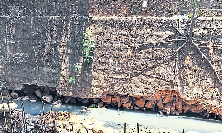 ಮಾಲೆಮಾರ್‌: ಕಾಂಕ್ರೀಟ್‌ ರಸ್ತೆ ಕುಸಿತದ ಭೀತಿ