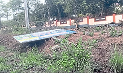 ಮಳೆಗೆ ಉರುಳುತ್ತಿರುವ ಫ್ಲೆಕ್ಸ್‌ಗಳು