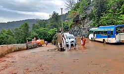 ಹುಲಿಕಲ್‌ ಘಾಟಿ: ಬಸ್‌ ಸಹಿತ ಲಘು ವಾಹನ ಸಂಚಾರಕ್ಕೆ ಆದೇಶ