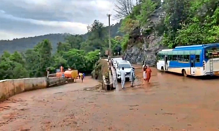 ಹುಲಿಕಲ್‌ ಘಾಟಿ: ಬಸ್‌ ಸಹಿತ ಲಘು ವಾಹನ ಸಂಚಾರಕ್ಕೆ ಆದೇಶ