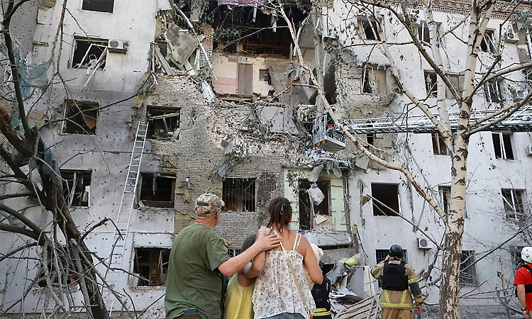Ukraine fires 400 drones toward Moscow as Zelenskyy grapples with protests