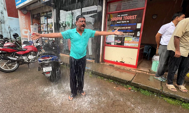 Karkala Municipality roof water drainage issue: Former councillor stages unique protest by standing under rainwater