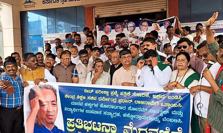 ಹುಬ್ಬಳ್ಳಿ: ನೀಟ್ ಅಕ್ರಮ ಖಂಡಿಸಿ ಧರ್ಮೇಂದ್ರ ಪ್ರಧಾನ್ ರಾಜೀನಾಮೆಗೆ ಒತ್ತಾಯಿಸಿ ಪ್ರತಿಭಟನೆ