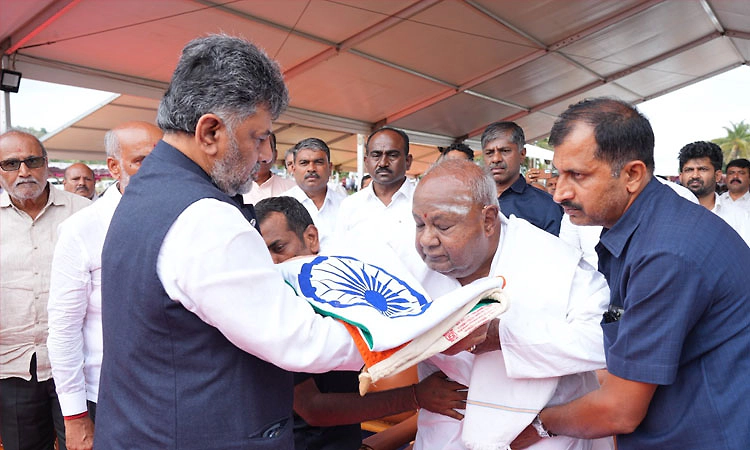 ಸಕಲ ಸರಕಾರಿ ಗೌರವಗಳೊಂದಿಗೆ ಚನ್ನಮ್ಮ ಅಂತ್ಯಕ್ರಿಯೆ: ಹರಿದು ಬಂದ ಜನಸಾಗರ